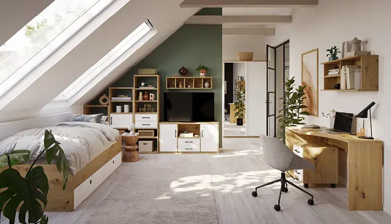 Helles Jugendzimmer unterm Dach mit Bett, Schreibtisch und Regalwand.